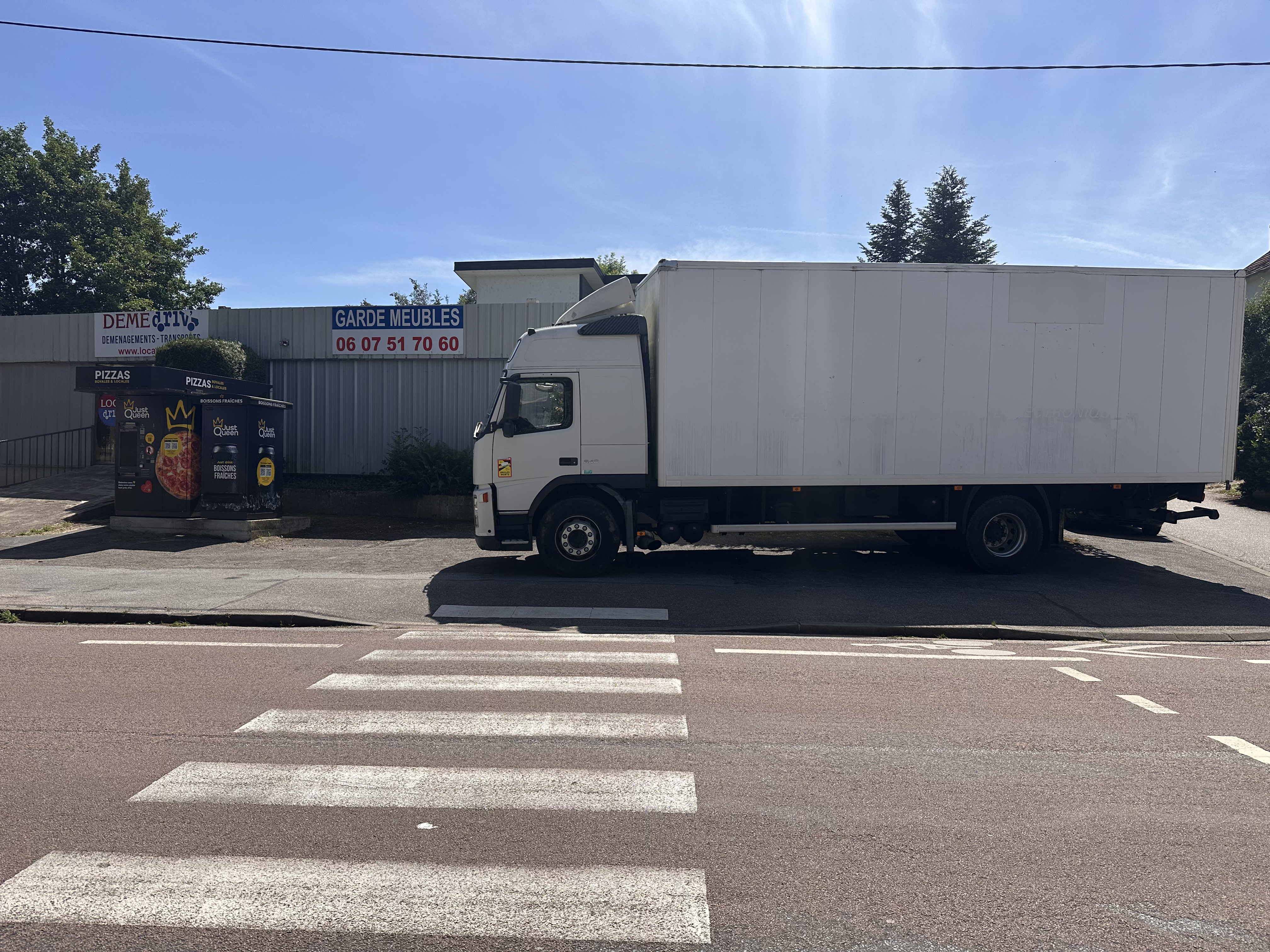 Garde-meubles sécurisé DEME DRIVE — camion et stockage à Épinal
