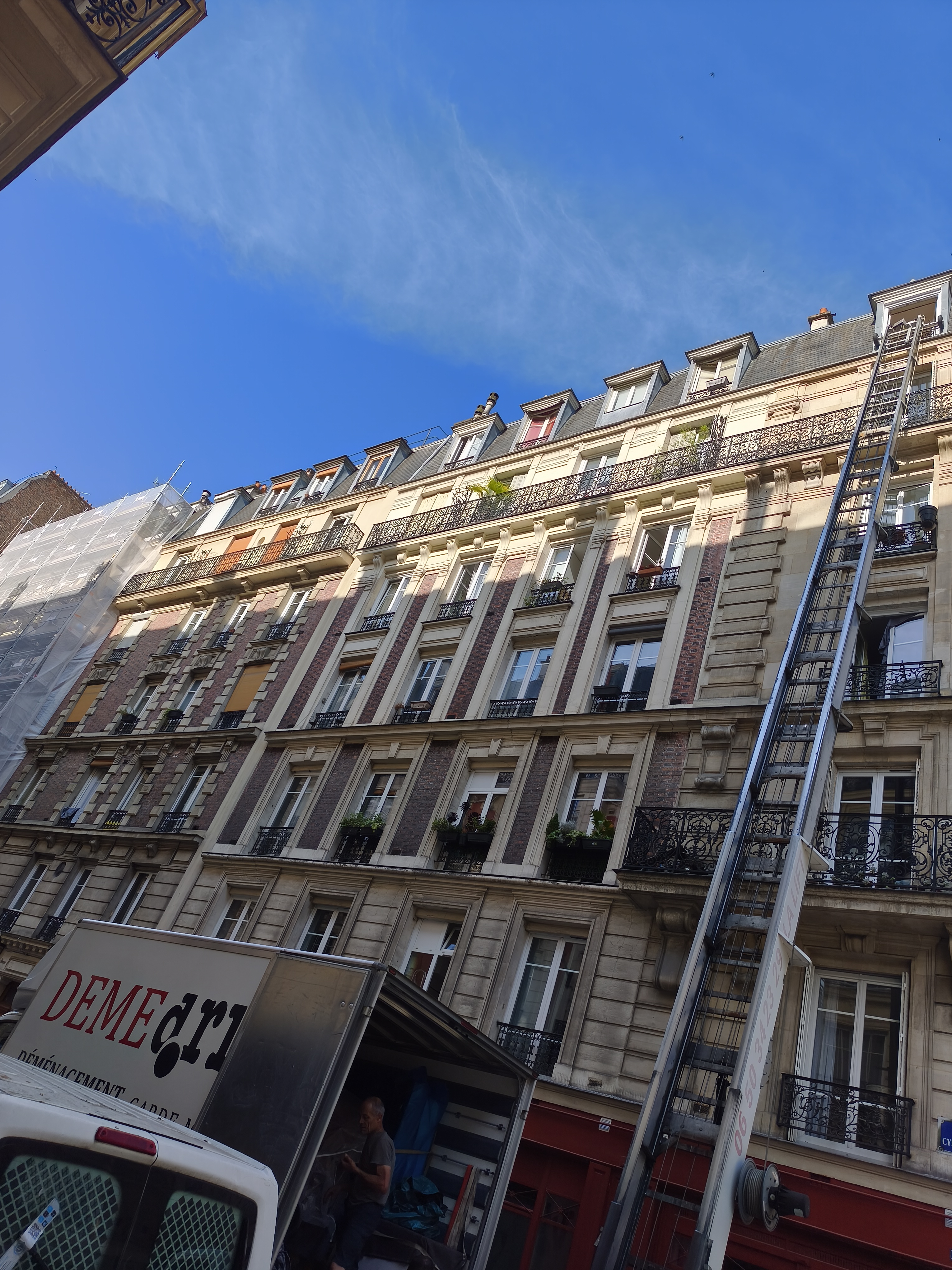 Déménagement de professionnels — grande façade de bâtiment