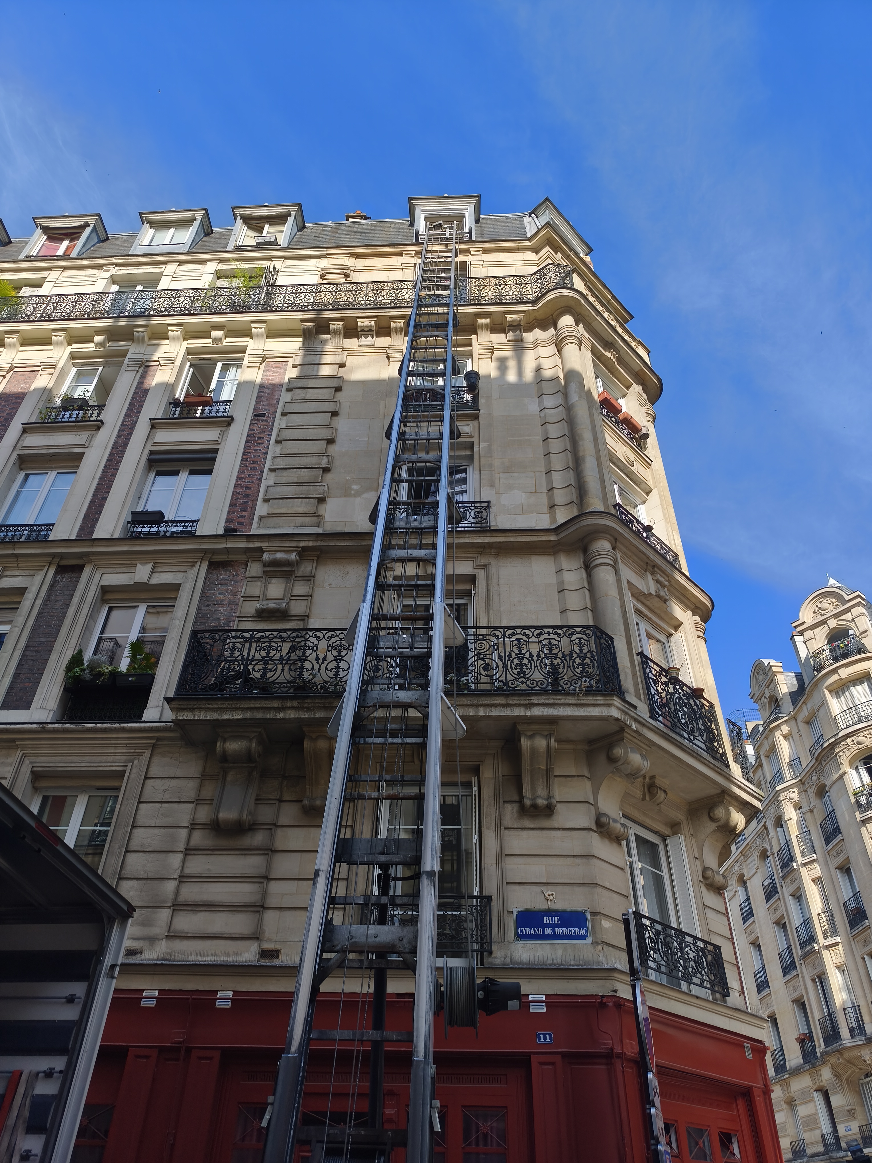 Déménagement longue distance avec monte-meubles en échelle